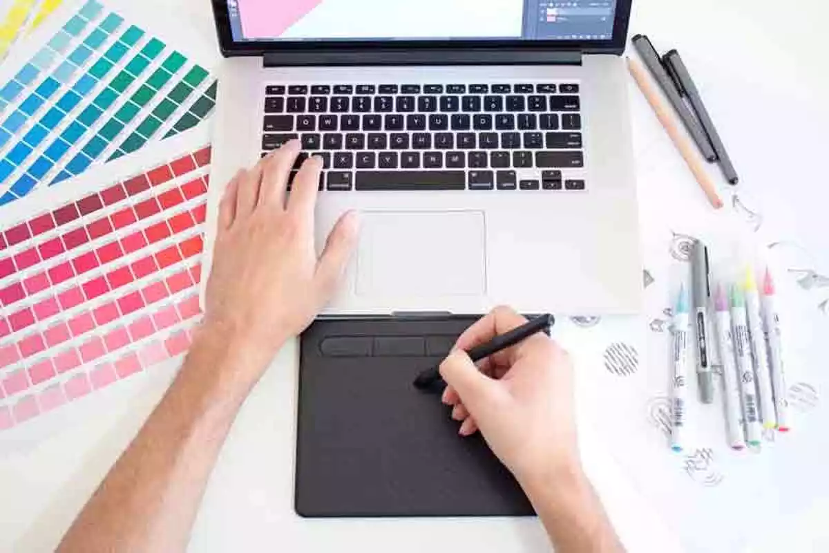 Una persona realitzant disseny gràfic a l'ordinador