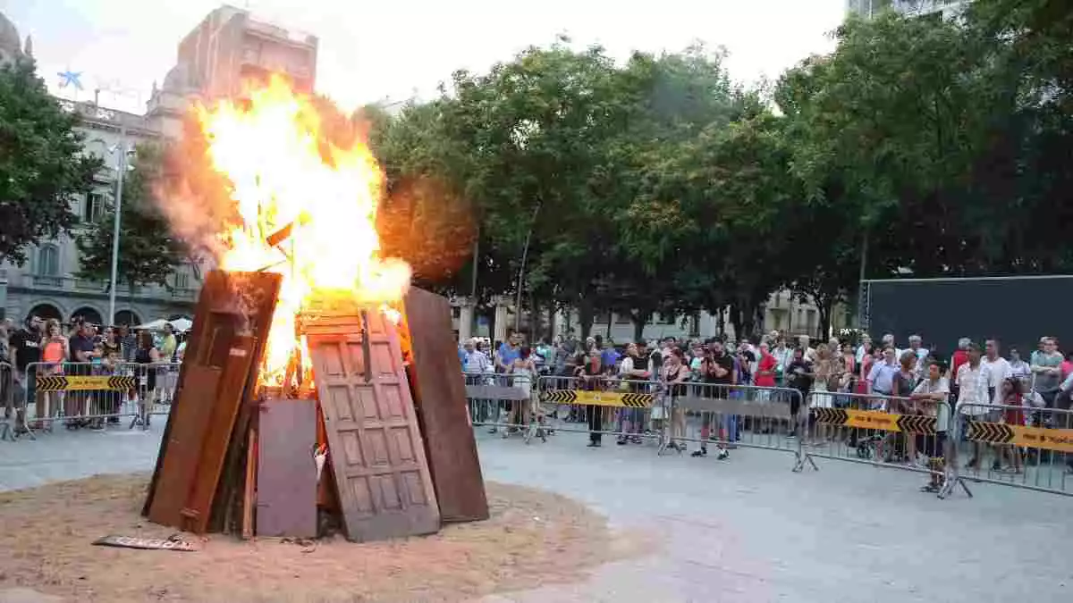 Imatge de la foguera de Sant Joan a la plaça de la Llibertat de Reus
