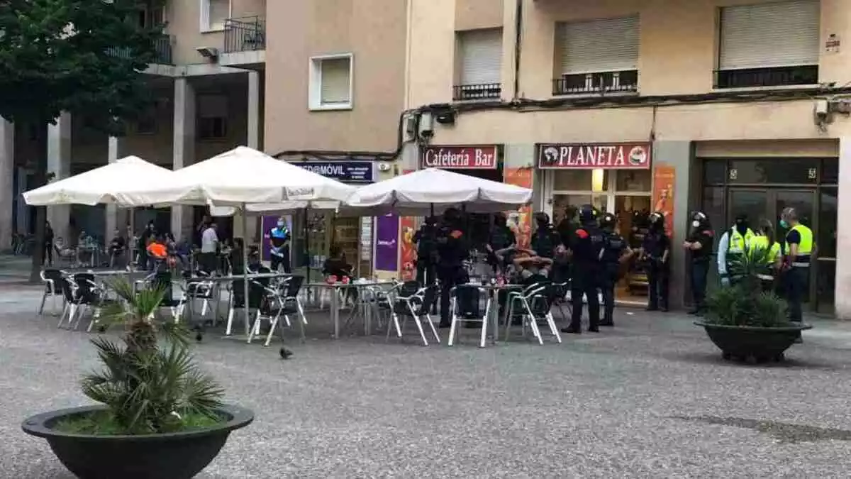 Imatge dels Mossos d'Esquadra en un bar del carrer de la Sardana