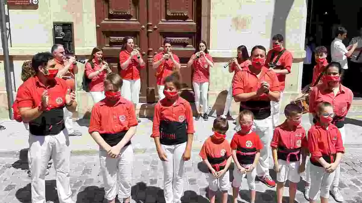 Imatge de grup de la delegació de la Colla Joves Xiquets de Valls en l'acte de la plaça del Blat per commemorar la diada de Sant Joan. Imatge del 24 de juny de 2020.