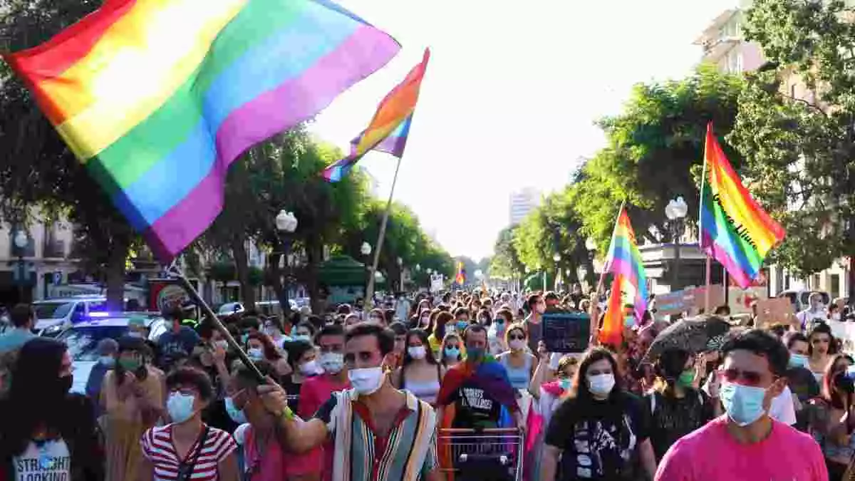 Manifestants que han participat en la manifestació per reivindicar els drets del col·lectiu LGTBIQ+ a Tarragona