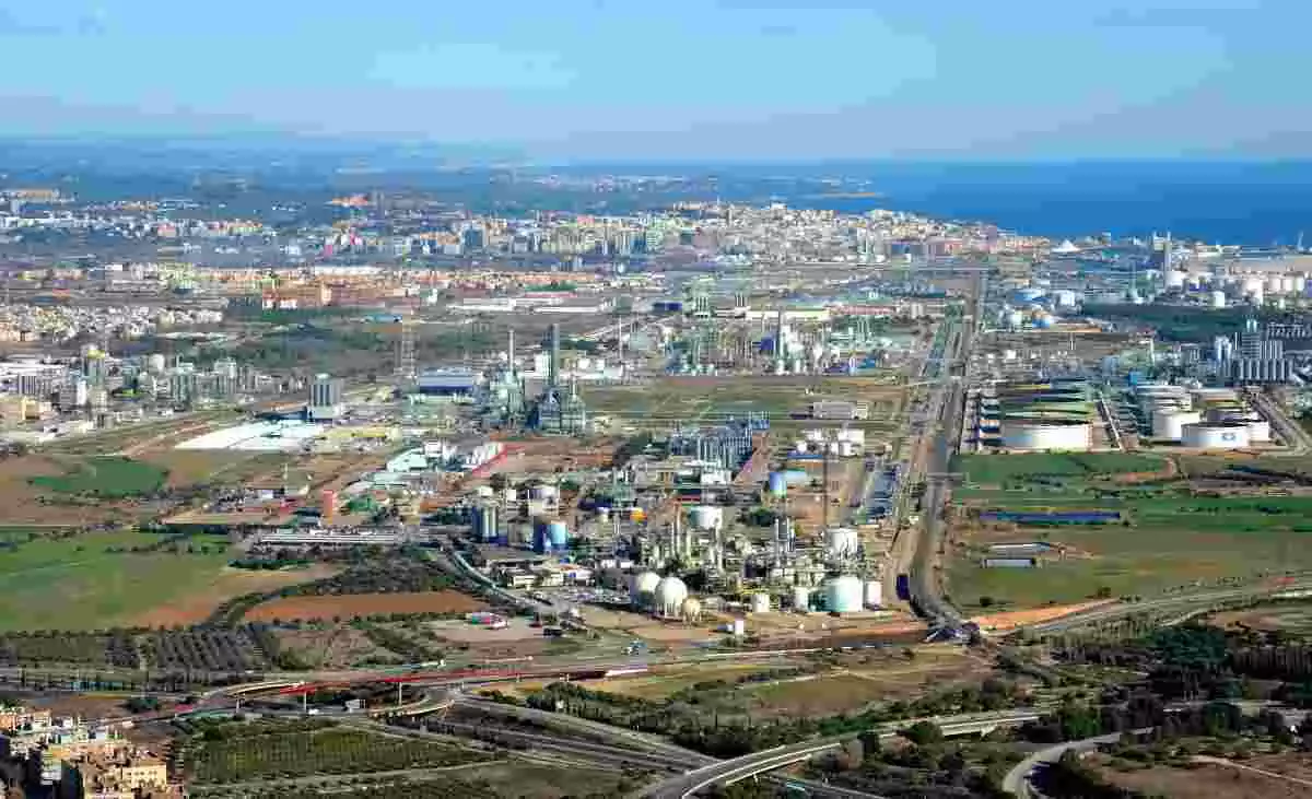 Imatge de part de la indústria petroquímica tarragonina, des de la zona de Vila-seca i Salou.