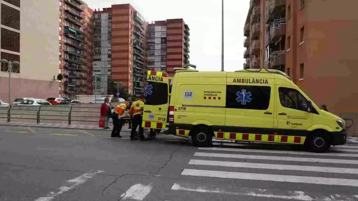 Una ambulància del SEM atenent una persona