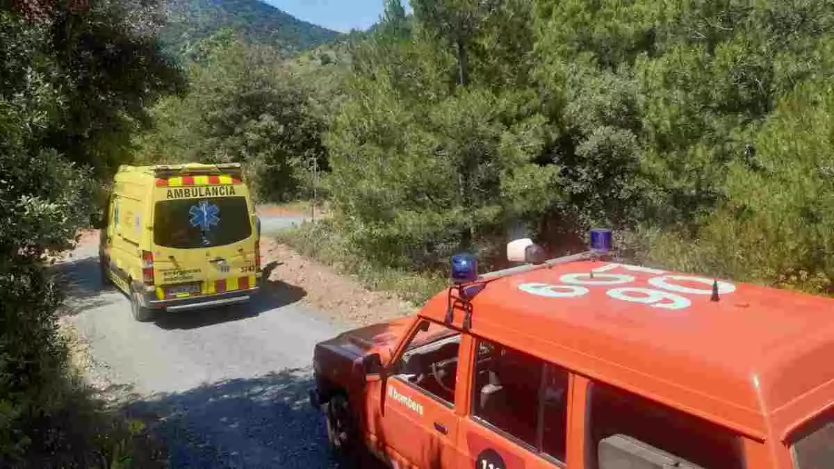 Imatge de l'ambulància i els Bombers durant el rescat al pantà de Siurana