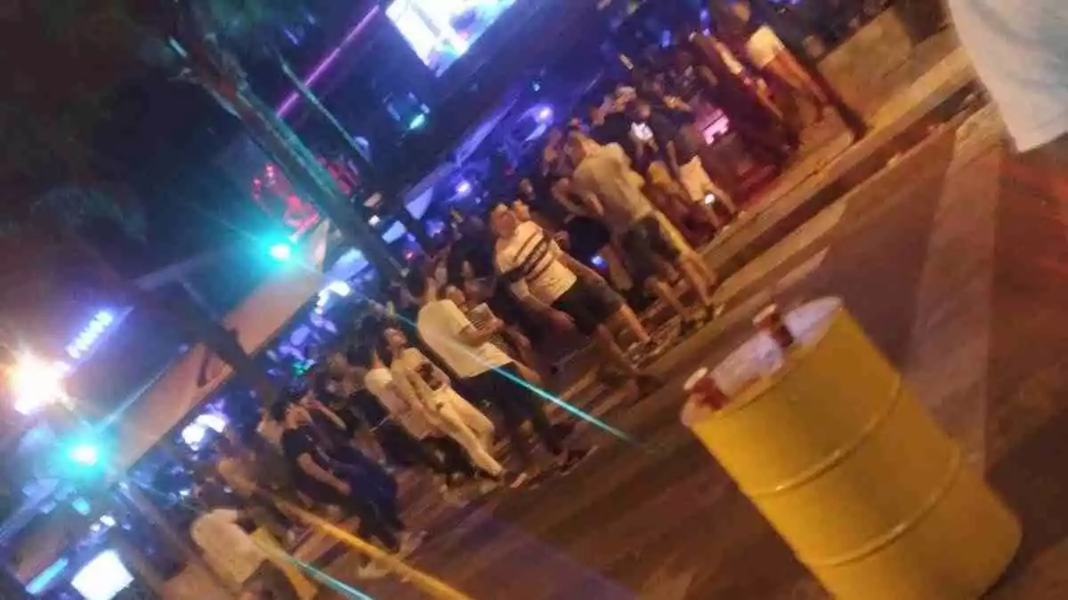 Molta gent a l'exterior de la discoteca Tropical Salou