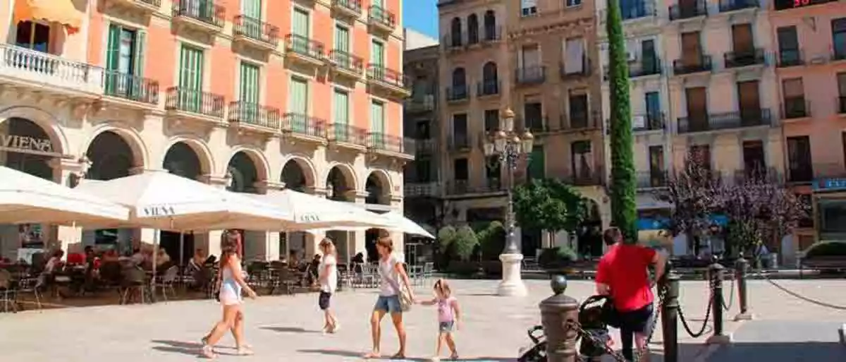 Plaça Prim de Reus amb persones passejant