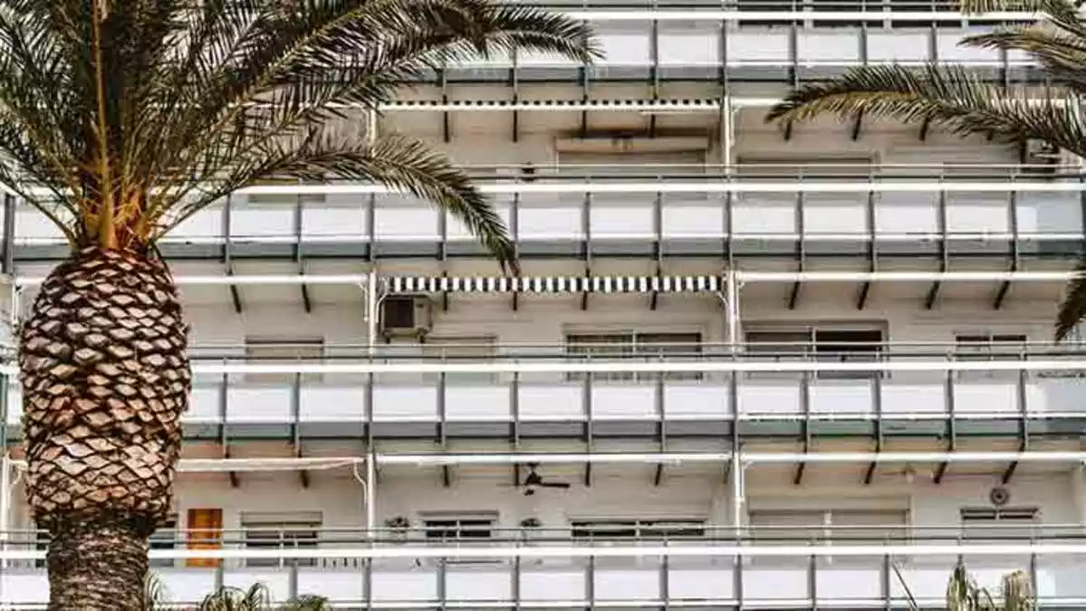 Pla detall d'habitacions d'hotel buides a la Costa Daurada