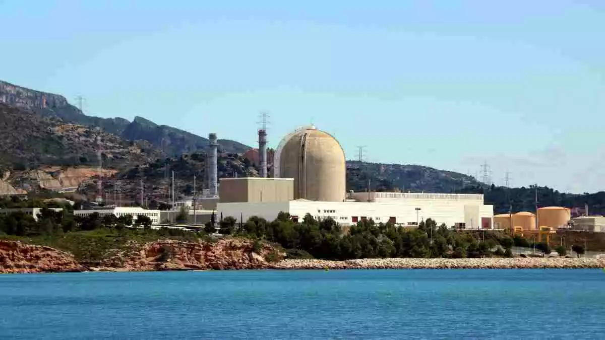 Pla general de la central nuclear Vandellòs II des de la platja de l'Almadrava. Imatge del dia 8 de juny de 2020.