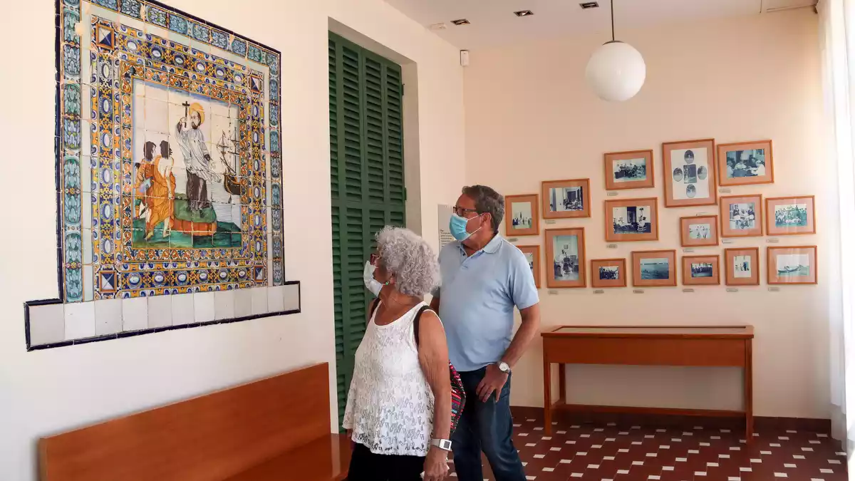 Pla obert de dues persones visitant el Museu Pau Casals el dia de la seva reobertura després de gairebé tres mesos tancat a causa de la crisi del coronavirus