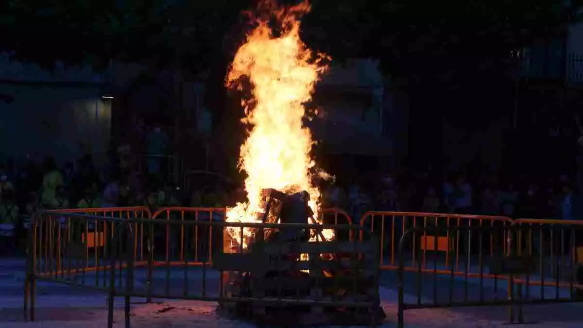 Pla sencer de la foguera de Sant Joan a la plaça dels Arbres de Vila-rodona el 23 de juny del 2020.