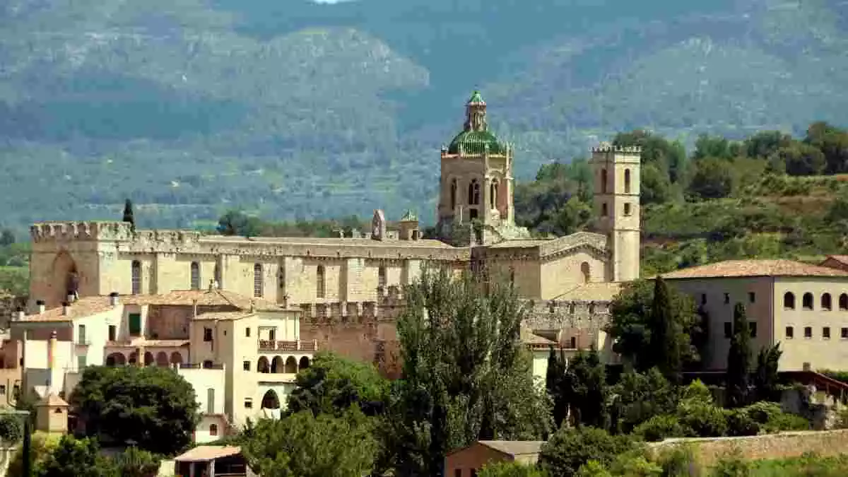 Panoràmica del monestir de Santes Creus, amb la Torre de les Hores sobresortint a la dreta del cimbori