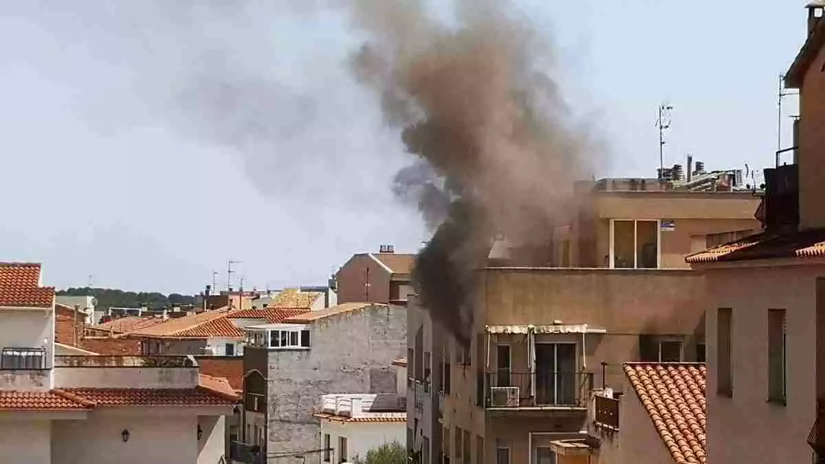 Un incendi al número 39 del carrer Josep Maria Segarra del Vendrell
