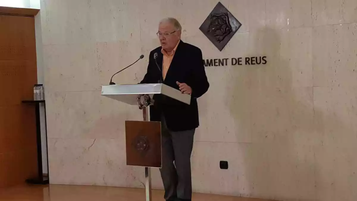 Pere Pagès, Síndic de Greugues Municipal de Reus, durant la roda de premsa a l'Ajuntament de Reus