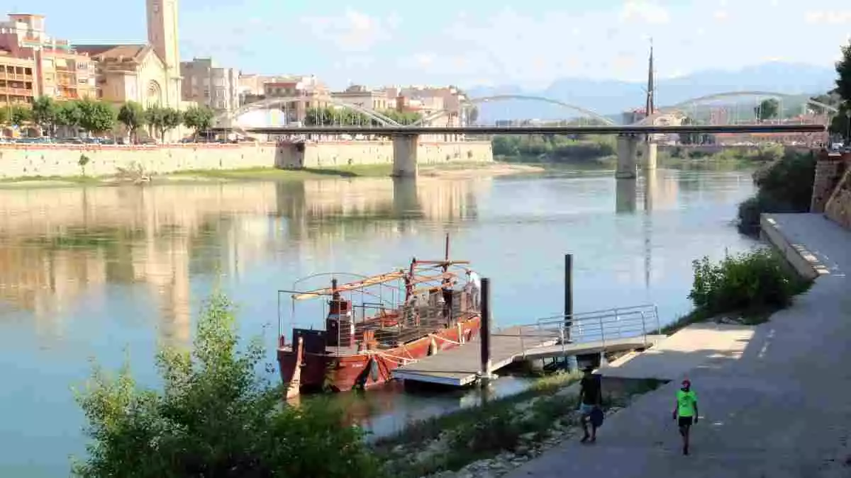 El riu Ebre a Tortosa, amb el llaüt Lo Sirgador de Tortosa amarrat a l'embarcador