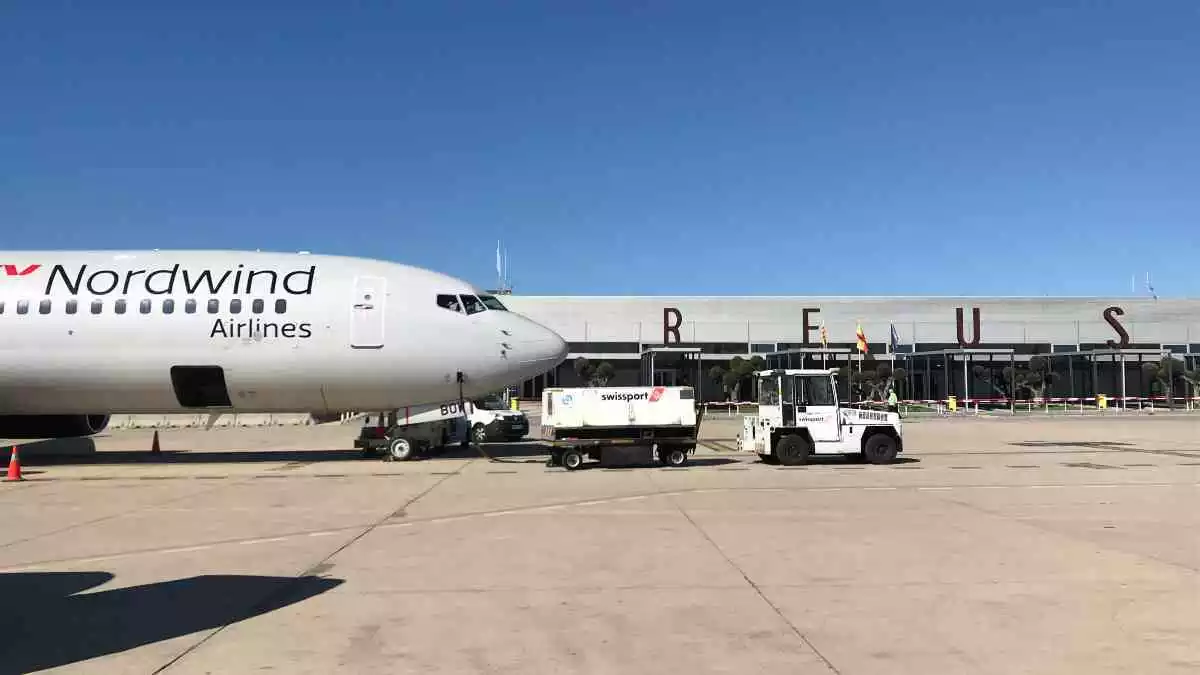 Pla mitjà d'un avió de la companyia Nordwind Airlines a la pista de l'aeroport de Reus. Foto del 29 d'abril del 2019