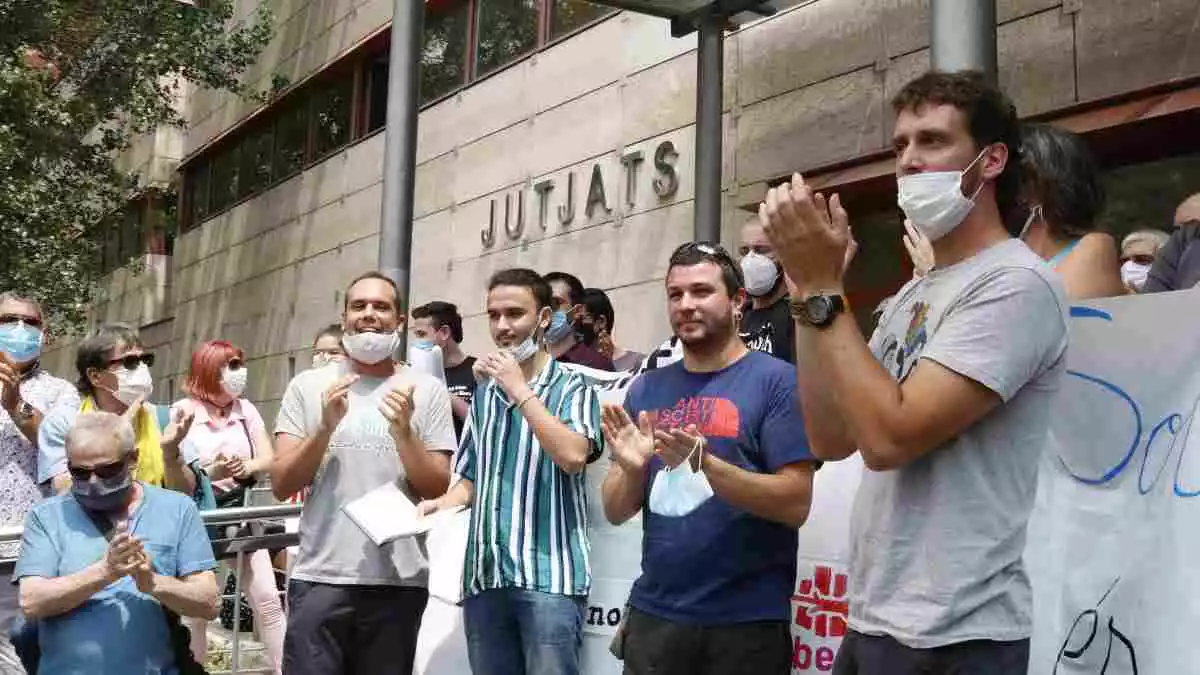 Els militants de l'esquerra independentista, somrients, a la sortida dels jutjats de Reus on han estat citats per una tractorada de protesta del 14 d'octubre passat.