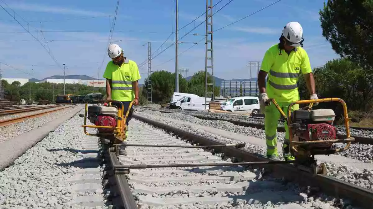 Dos operaris treballant a l'accés de l'estació logística de Seat el 21 d'agost de 2019