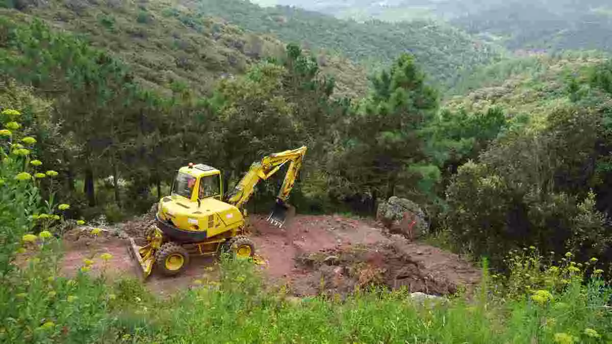 Imatge d'una excavadora en l'inici de les obres de la depuradora del Castell d'Escornalbou