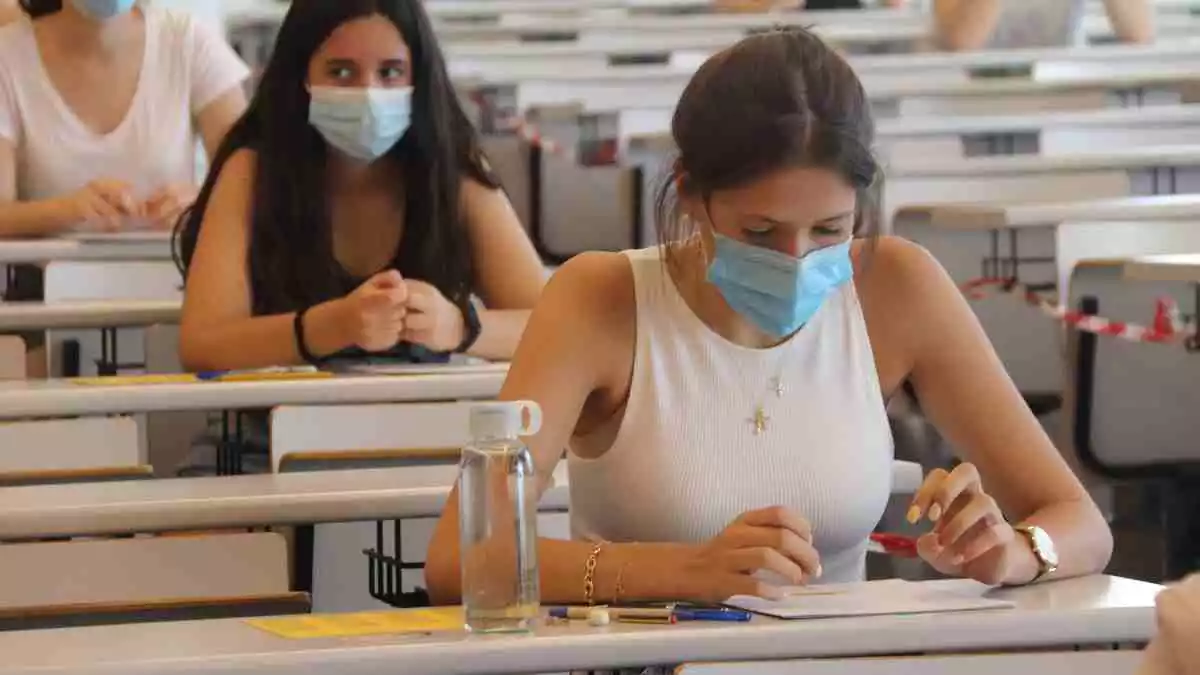 Pla mitjà de dues estudiants just abans de començar el primer examen de selectivitat al Campus Catalunya de la URV