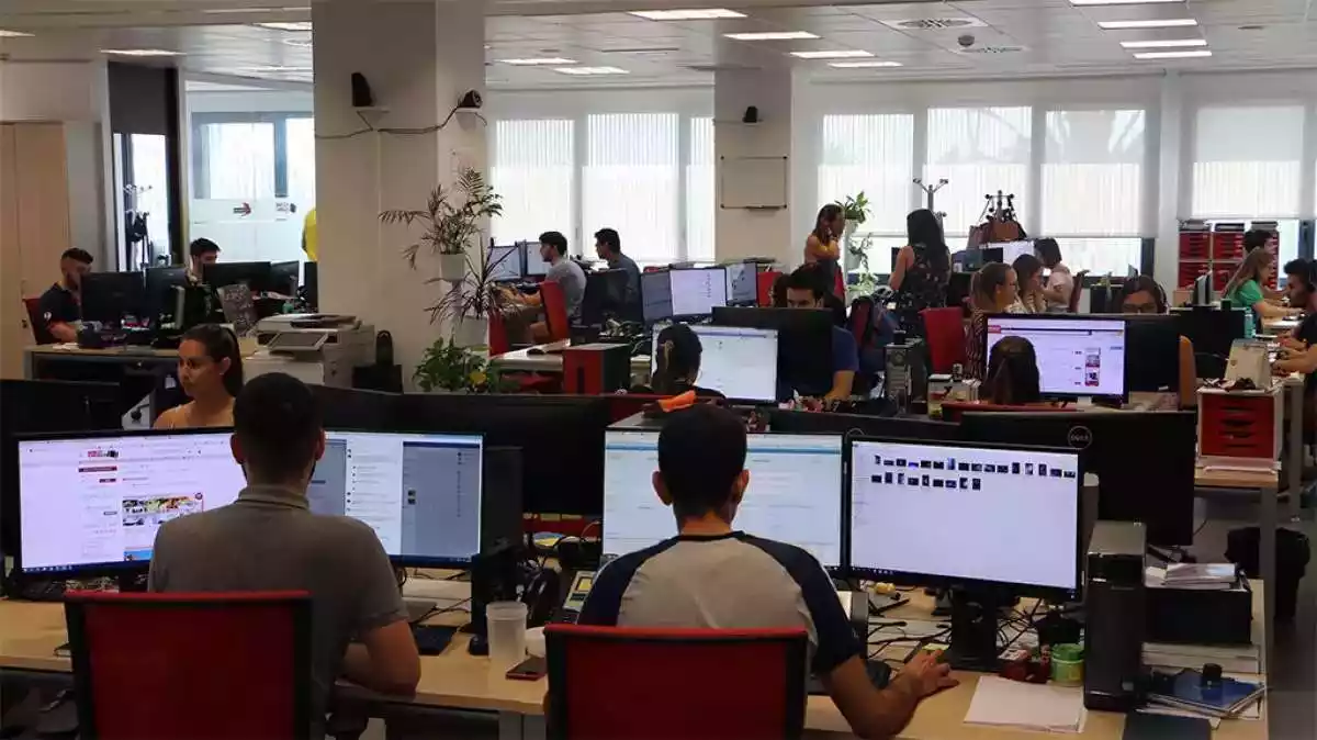Imatge d'una sala amb gent treballant amb ordinadors