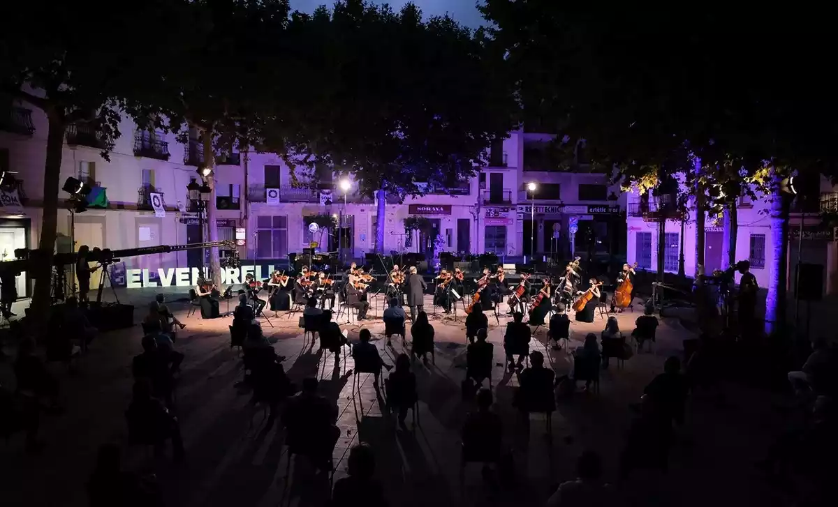 L'Orquestra Camera Musicae, actuant a la plaça Nova del Vendrell.