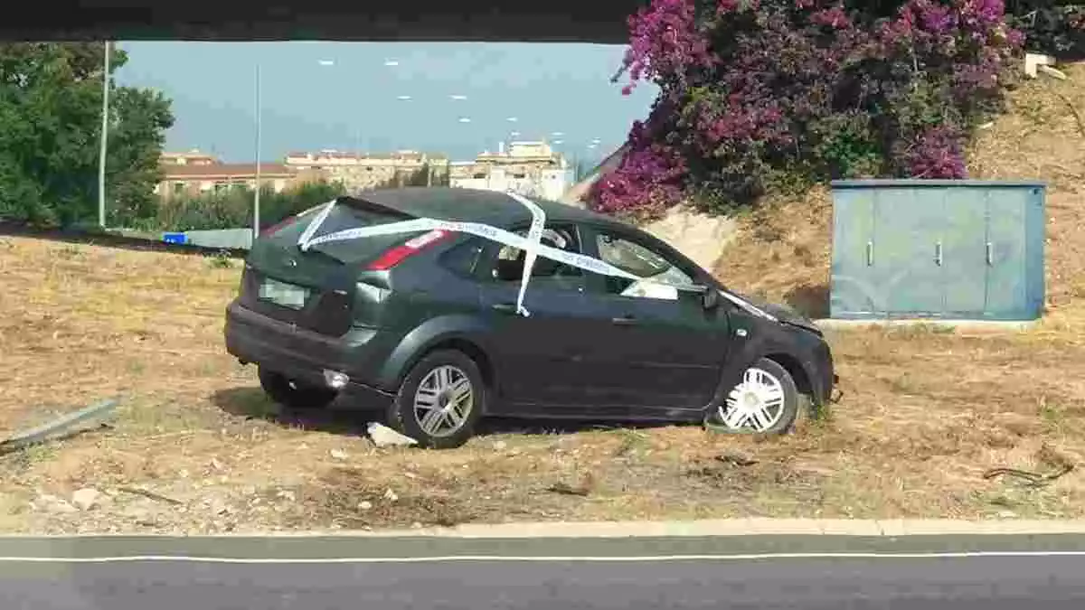 Imatge del cotxe accidentat a la rotonda de la T-11 a Tarragona