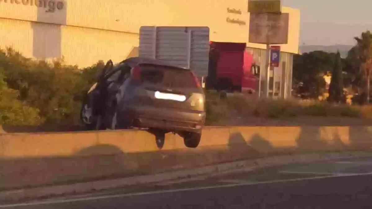 Imatge del cotxe accidentat a l'entrada de Reus per l'avinguda de Salou
