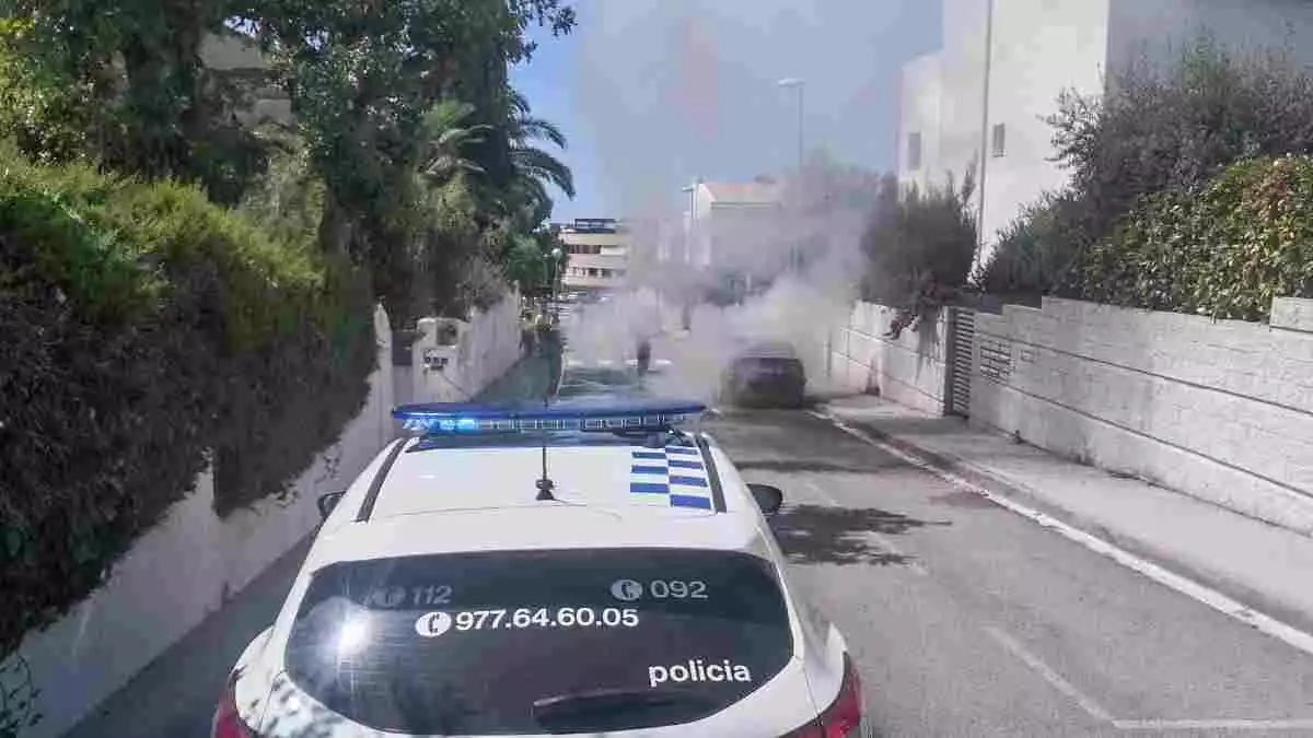 Imatge de l'incendi d'un vehicle al carrer de Tramuntana de Torredembarra