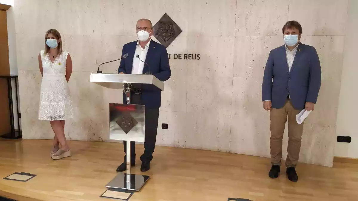 Noemí Llauradó, Carles Pellicer i Òscar Subirats, dempeus a la sala de premsa de l'Ajuntament de Reus