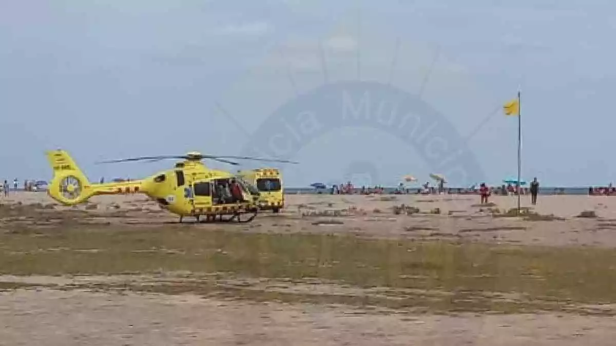 Imatge de l'helicòpter del SEM treballant en l'ofegament d'un nen a la platja de Coma-ruga