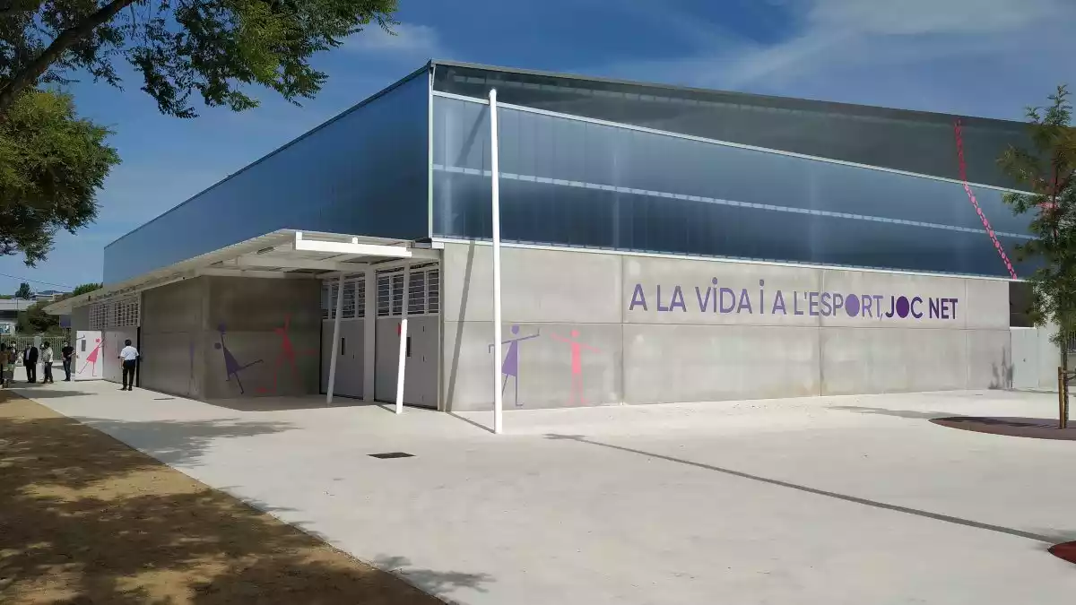 Imatge exterior del polilleuger de l'escola Cèlia Artiga