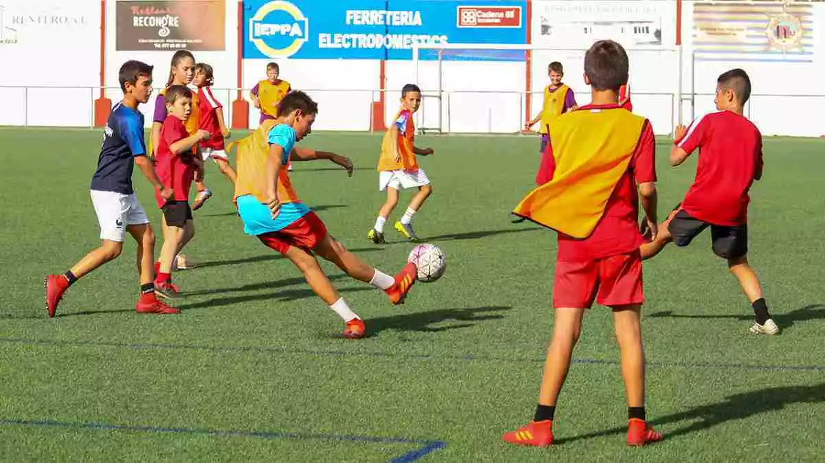 Uns nens a Roda de Berà jugant a futbol