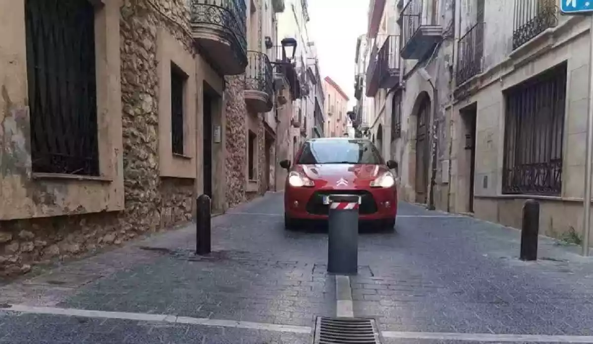 Pilones en un carrer de l'illa de vianants del Vendrell.