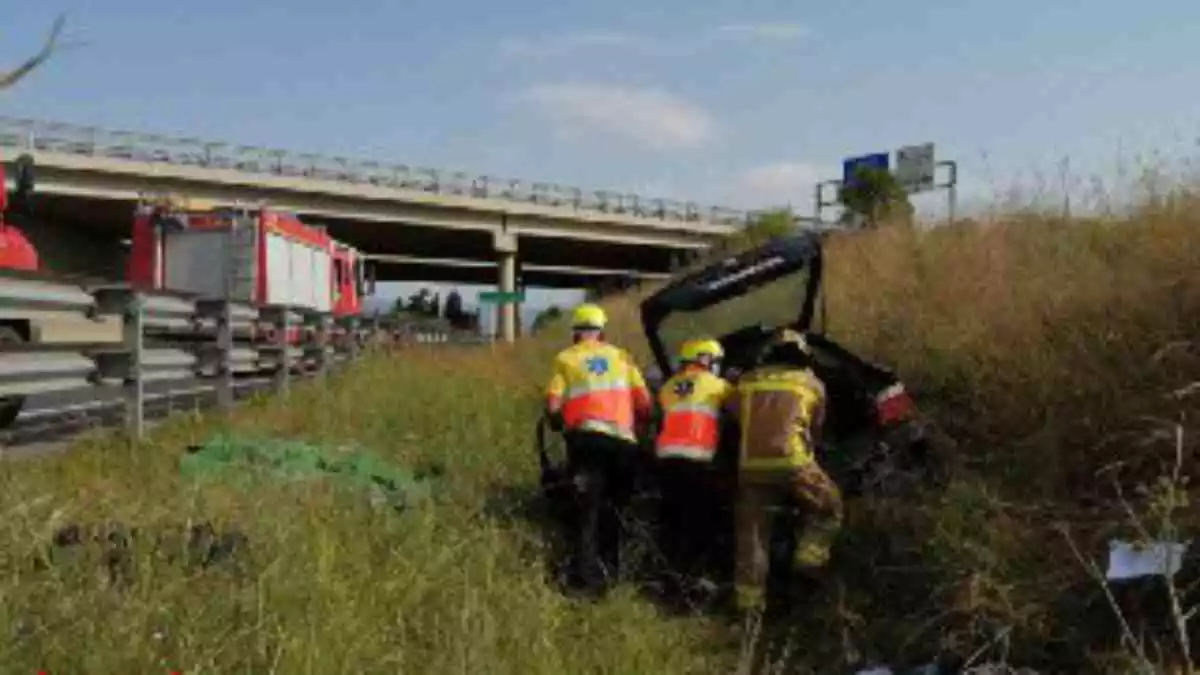 Imatge dels Bombers rescatant la conductore en l'accident a la C-14 a Reus