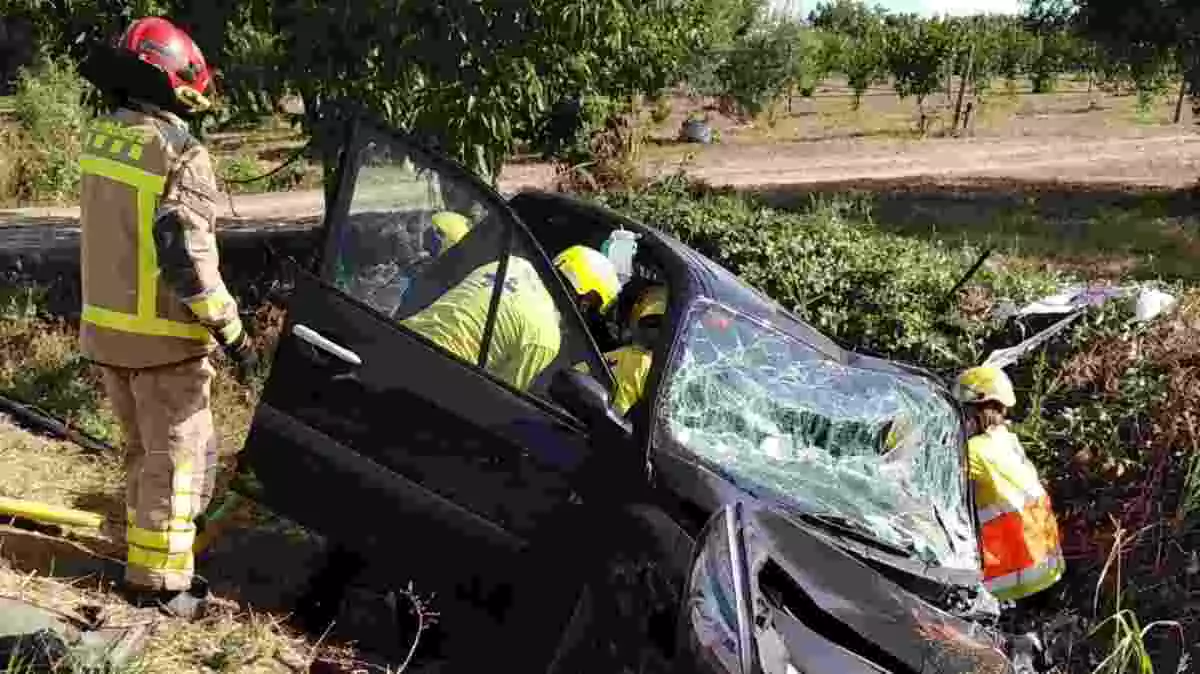 Els Bombers, excarcerant una persona atrapada en un vehicle