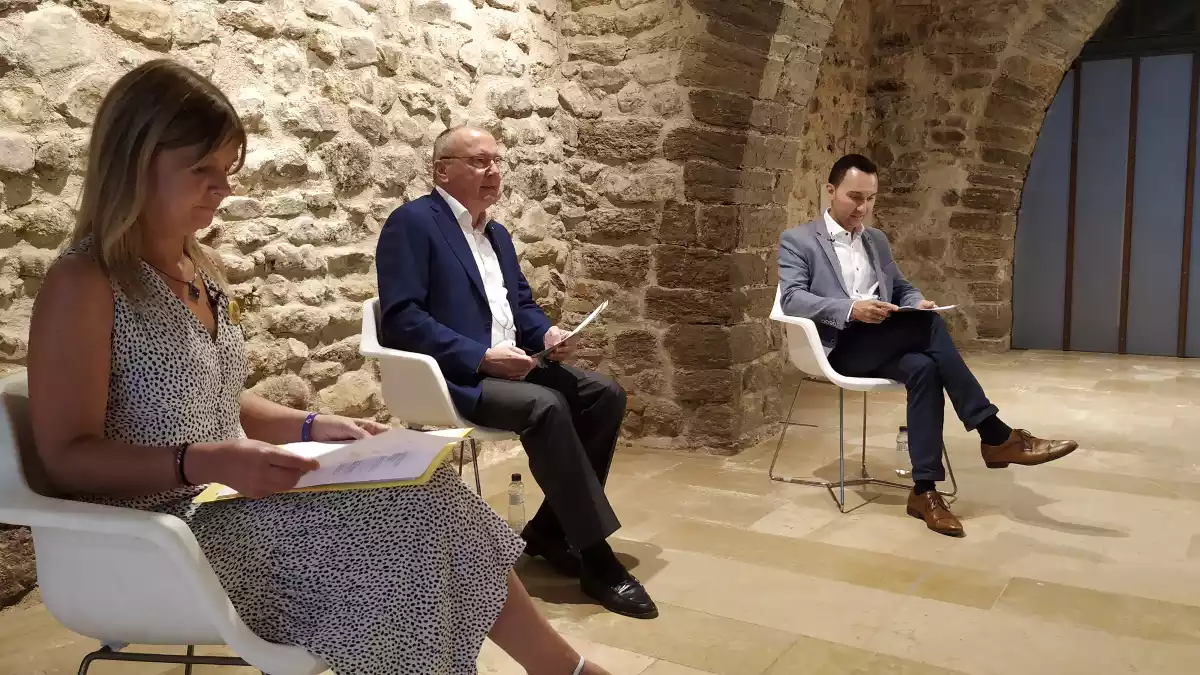Noemí Llauradó, Carles Pellicer i Daniel Rubio asseguts dins del Castell del Cambrer durant la conferència
