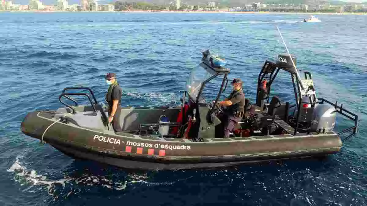 Pla mitjà de l'embarcació dels Mossos d'Esquadra pentinant la costa de Palamós el 27 de juliol del 2020