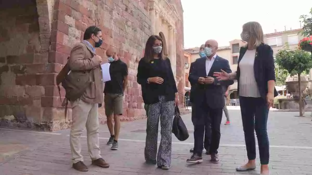 La consellera de la Presidència, Meritxell Budó, del delegat del Govern al Camp de Tarragona, Òscar Peris; i de l'alcaldessa de Prades, Lídia Bargas