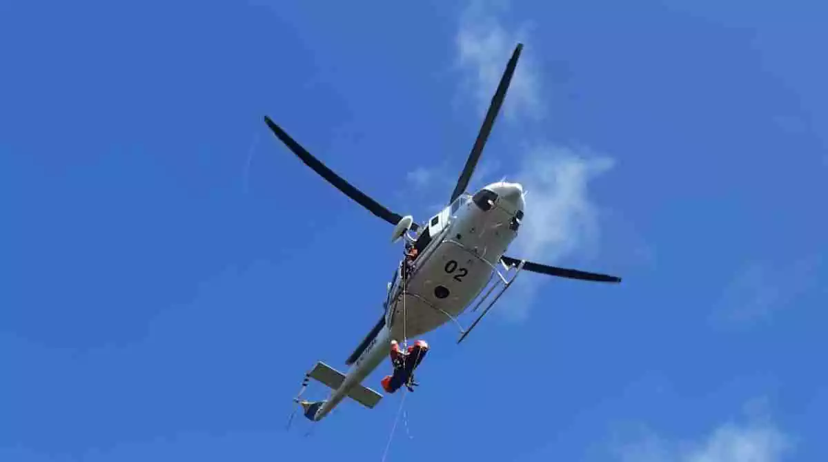 Imatge d'arxiu d'un helicòpter dels Bombers duent a terme un rescat de muntanya