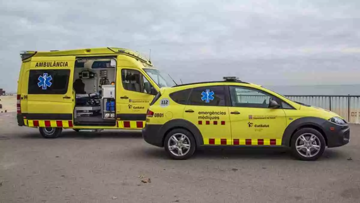 Imatge de dues unitats del Sistema d'Emergències Mèdiques (SEM) a una platja