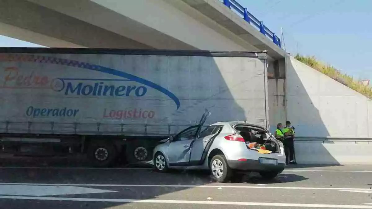 Imatge de l'accident entre un cotxe i un camió a la T-11