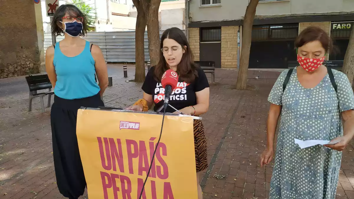Marta Llorens, Aleida López i Mariona Quadrada durant la roda de premsa a la plaça de la Ràdio