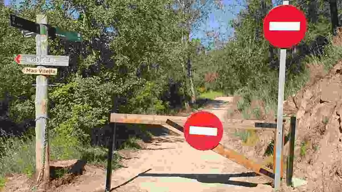 Senyals de prohibició de pas a l'entorn de la vall del riu Glorieta a Alcover