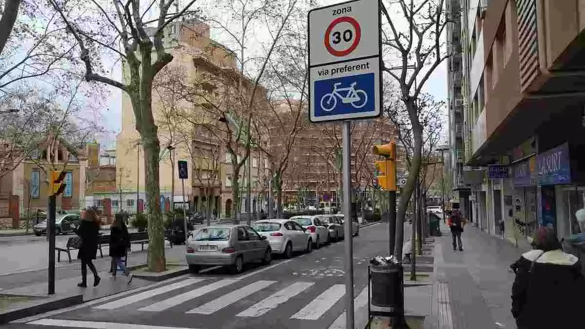 Imatge del passeig de Sunyer de Reus amb un senyal que indica el límit de velocitat i la preferència que hi tenen les bicicletes