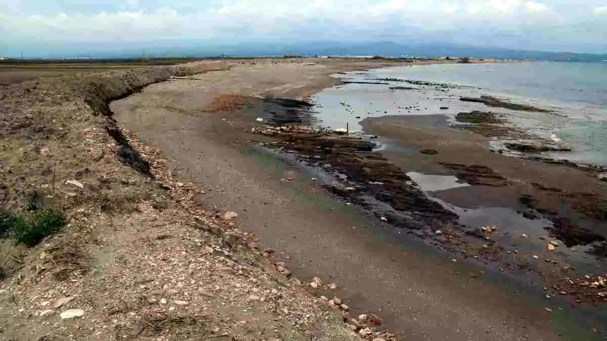Barrera de sorra que es va començar a construir d'emergència després del temporal a la platja de la Marquesa, a la badia del Fangar