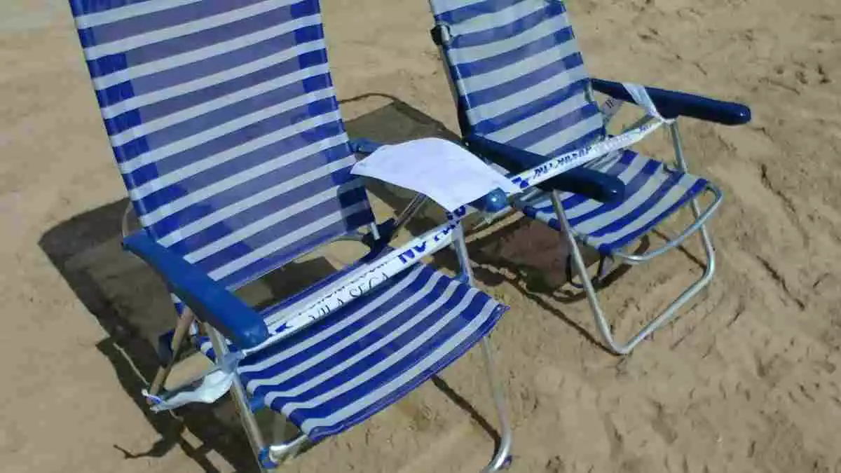 Imatge d'unes cadires precintades a la platja de la Pineda