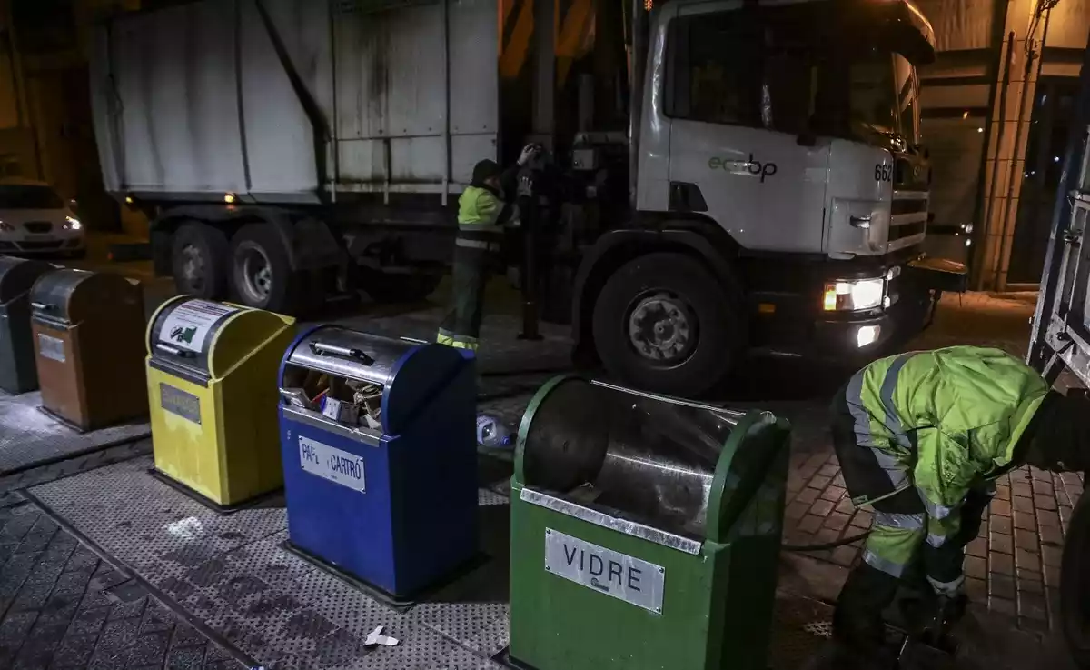 Treballadors d'EcoBP fant la recollida de residus al Vendrell.