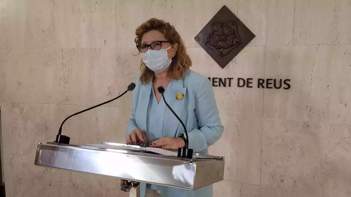 Teresa Pallarès al faristol de la sala de premsa de l'Ajuntament de Reus