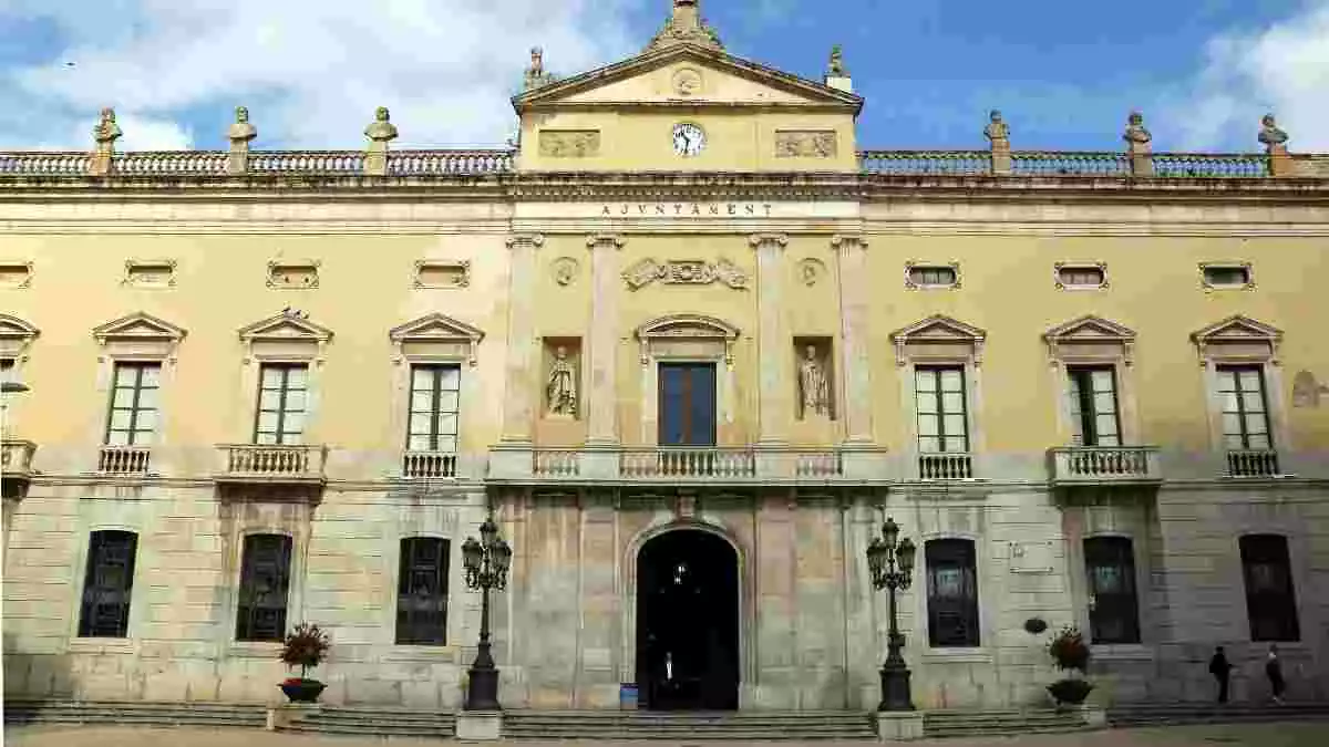 Pla general de la façana de l'Ajuntament de Tarragona. Imatge del 29 d'abril del 2019. (Horitzontal)