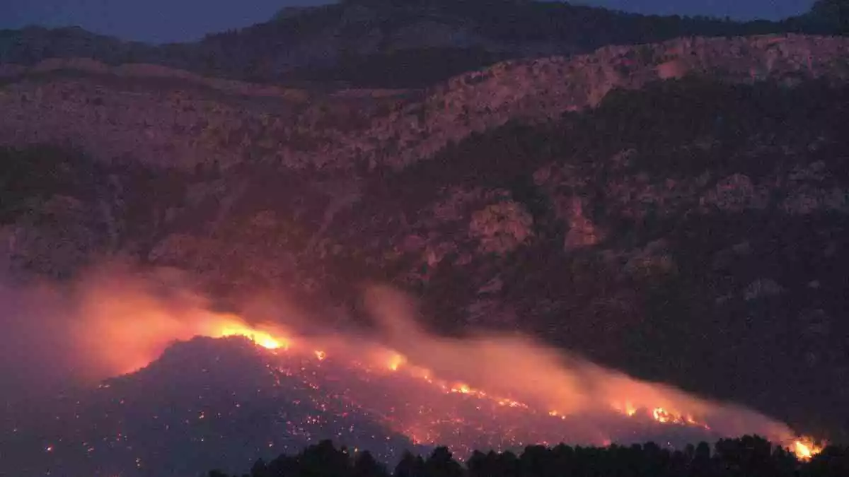 Pla general d'una de les serralades dels Ports cremant durant l'incendi d'Horta de Sant Joan